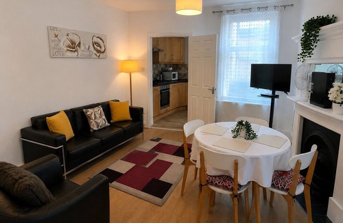 Kettering House | Kettering Home Away from Home | 4-Bed, Near Town & Hospital sleeps 4-7