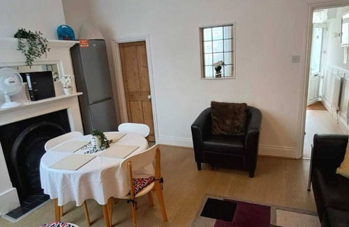 Kettering House | Kettering Home Away from Home | 4-Bed, Near Town & Hospital sleeps 4-7