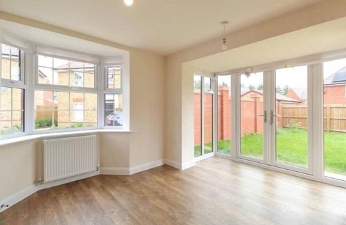 Burton Latimer House | Kettering - House - Stay 8 - Parking - Garden