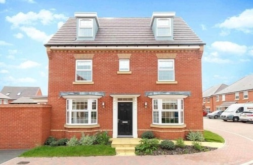 Burton Latimer House | Kettering - House - Stay 8 - Parking - Garden