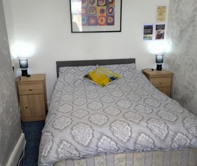 Kettering House | Kettering Town Double Rooms with TV Ideal Professional workers for longer stays Shared bathroom kitchen & Lounge