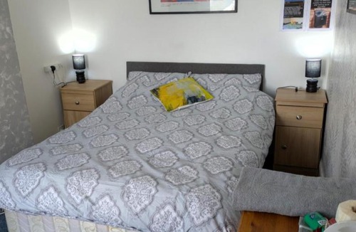 Kettering House | Kettering Town Double Rooms with TV Ideal Professional workers for longer stays Shared bathroom kitchen & Lounge