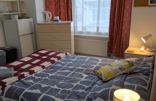 Kettering House | Kettering Town Double Rooms with TV Ideal Professional workers for longer stays Shared bathroom kitchen & Lounge