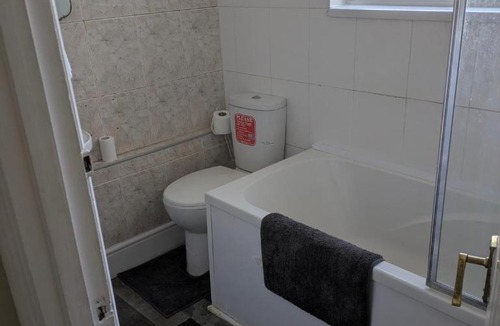 Kettering House | Kettering Town Double Rooms with TV Ideal Professional workers for longer stays Shared bathroom kitchen & Lounge
