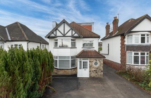Chapeltown House | King of North Leeds - LS17 - Private Parking - Sleeps 10