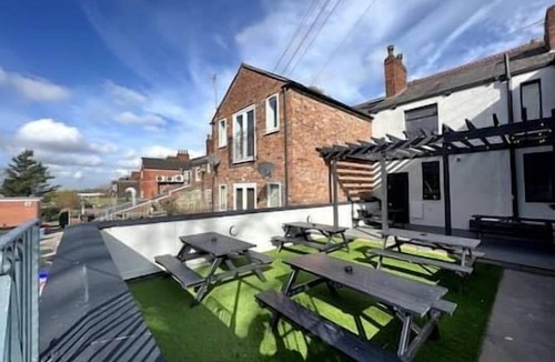 Offerton Apartment | King Suite close to Manchester City Centre, R3
