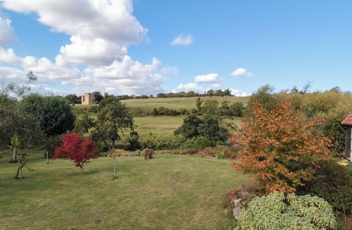 East Ayton Cottage | KINGFISHER COTTAGE, pet friendly, with hot tub in East Ayton
