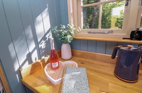 Aston Cottage | KINGFISHER HUT, romantic, with a garden in Sheffield