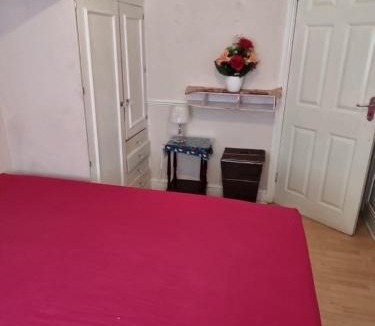 Luton Apartment | Kings Room