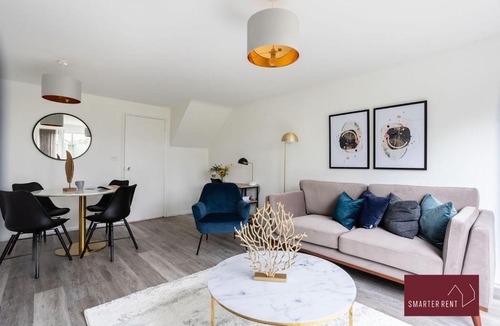 Knaphill Apartment | Knaphill Woking - 2 Bedroom House - With Garden