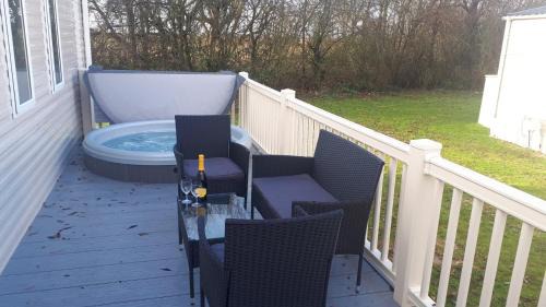 Tattershall House | KSR Hot Tub Holiday Home at Tattershall Lakes