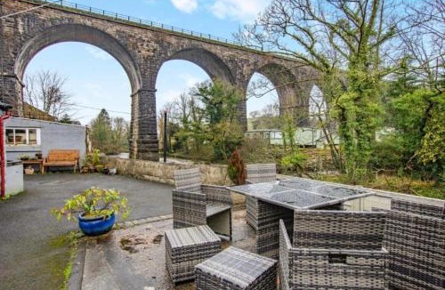 Ingleton House | Labernum Cottage, Ingleton Village, Yorkshire Dales National Park, Famous Three Peaks, Near The Lake District, Pets Are Welcome, Direct Parking in front of the Cottage & Guest Parking