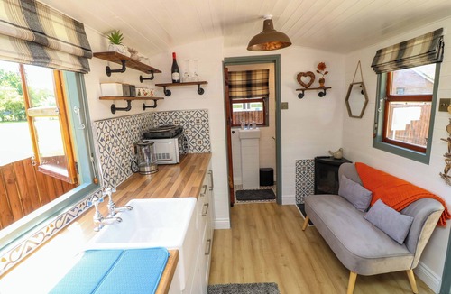 Aubourn Cottage | LAKE VIEW SHEPHERDS HUT, pet friendly, with a garden in South Hykeham