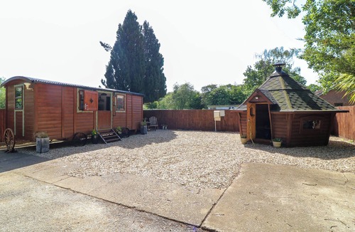 Aubourn Cottage | LAKE VIEW SHEPHERDS HUT, pet friendly, with a garden in South Hykeham