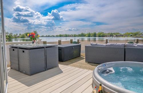 Tattershall House | Lake View with Private Hot Tub at Tattershall Lakes