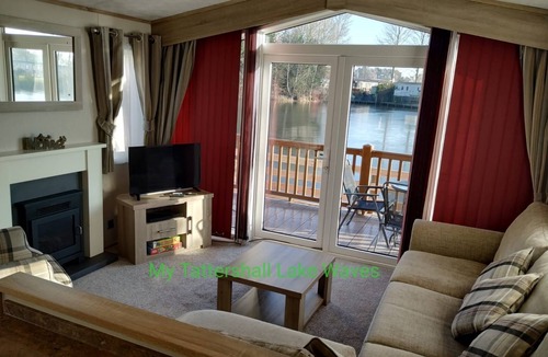 Tattershall Cabin | LAKESIDE 3-bedroom lodge with HOT TUB & FISHING PEG