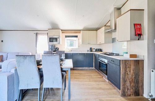 Great Houghton Cottage | LAKESIDE LULLABY - BILLING AQUADROME in Billing Aquadrome Holiday Park