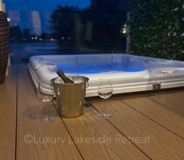 Tattershall Resort | Lakeside Retreat With Hot Tub & Fishing Peg at Tattershall Lakes Country Park