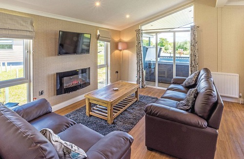 Woodhall Spa Ski Chalet | Lakeview 2 Pet Friendly