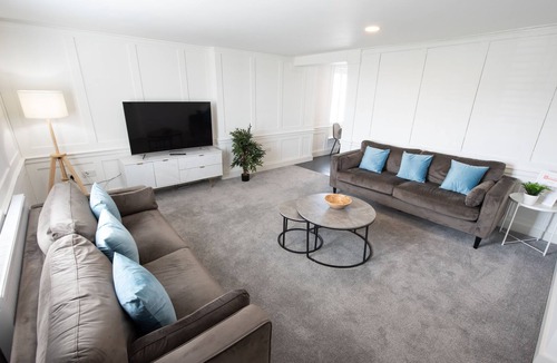 Herongate Apartment | Large 3 bed Apartment