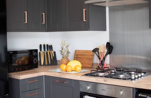 Oldham House | Large 3 Bedroom House with family bathroom