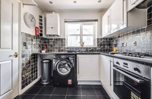 Bedford House | Large 4 Bed. Ideal for Contractors. FREE Parking.