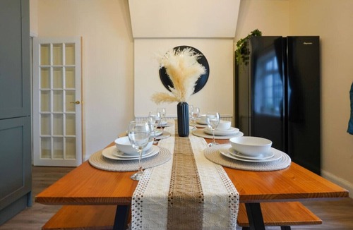 Great Billing House | Large 5 Bedroom Bungalow Sleeps 10 Driveway Parking Fast WiFi Self-Check-In Yoko Property