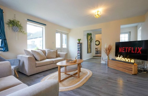 Great Billing House | Large 5 Bedroom Bungalow Sleeps 10 Driveway Parking Fast WiFi Self-Check-In Yoko Property