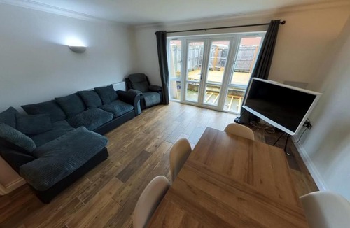 Kettering House | Large 6 bed house - 6 Bedrooms - Parking WIFI 6 smart TVs 3 shower rooms 4 WCs