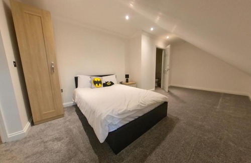 Kettering House | Large 6 bed house - 6 Bedrooms - Parking WIFI 6 smart TVs 3 shower rooms 4 WCs