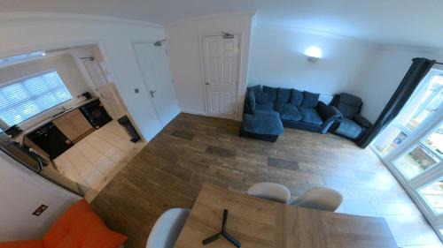 Kettering House | Large 6 bed house - 6 Bedrooms - Parking WIFI 6 smart TVs 3 shower rooms 4 WCs