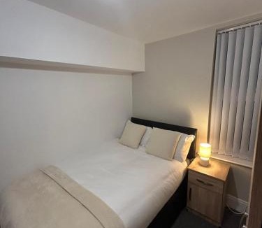 Willenhall Apartment | Large 6-Bedroom Family Home in Willenhall