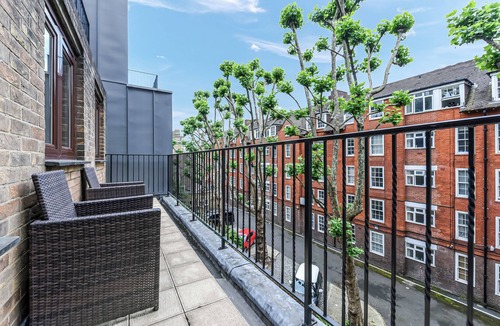 St. Pancras Apartment | Large family apartment with private terrace