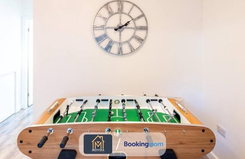 Chapeltown House | Large Modern 6 Bedroom House By Movida Property Group Short Lets & Serviced Accommodation With Games Room