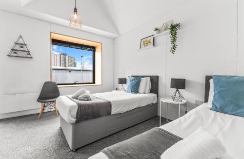 Salford House | Large Townhouse 5 Beds with Two Parking Spaces - Manchester City Centre