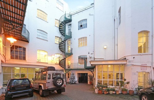 Addison Apartment | Large Trendy Apartment