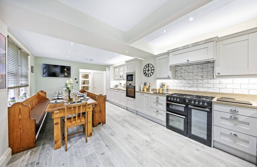 Matlock House | Large Victorian Family Home | Central Matlock | Hot Tub & Games Room | 13 Guests