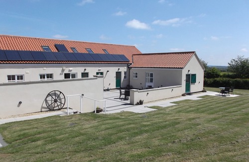 Horncastle Apartment | Laura's Loft - Private, romantic self-catering apartment with views for couples