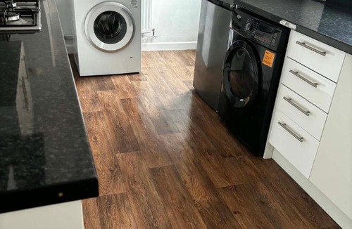Grimsby Apartment | Lawson house Tv with Sky sports close to beach, football stadium, town centre
