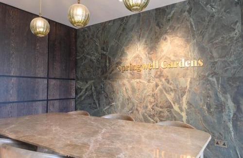 Holbeck Apartment | Leeds Central Stay-Mini Golf Dart Board Included - Pass the Keys