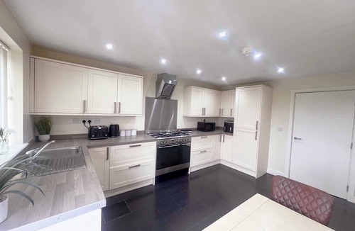 Leicester House | Leicester LE3 Stay Free Parking Quiet Area