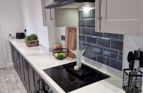 Doncaster House | Less than 1 mile from City centre and racecourse. Pet friendly.