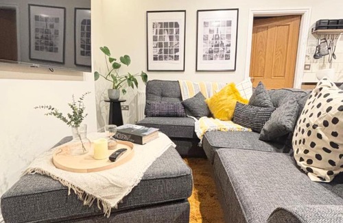 Southport Apartment | Lethbridge Villa 49 Apartment 2 Super Fibre WiFi, free parking