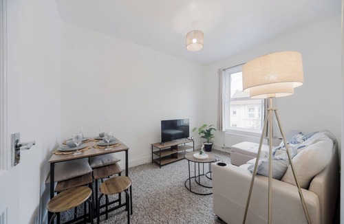 Grove Green House | Leyton Flat | Self Check In ! | 1 stop to Stratford - Westfield