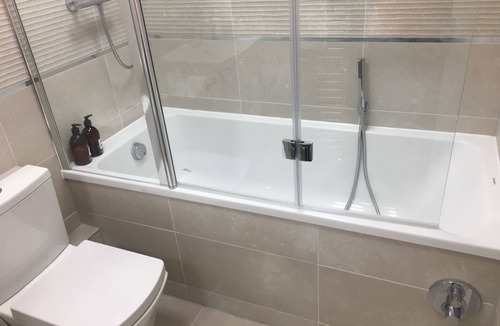Bunhill Apartment | Light Central London Old Street Flat Sleeps 6 Walk to Tube, Cafés & Tech Hub
