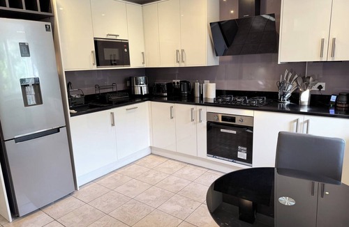 Earley House | Light‑Filled 4‑Bedroom Home with Lake & Forest on Your Doorstep