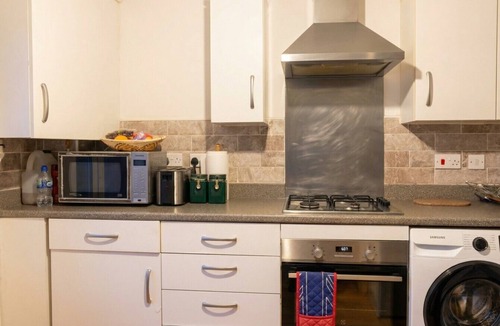 Bedford House | Light-filled retreat with ensuite, workspace and free parking