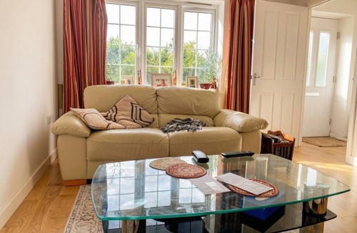 Bedford House | Light-filled retreat with ensuite, workspace and free parking