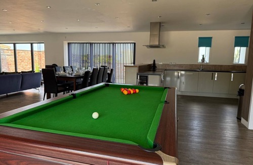 Grange de Lings House | Lincoln 4-Beds, Sleeps 13, Hot Tub & Pet Friendly