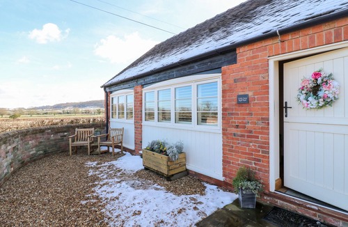 Uttoxeter Cottage | LITTLE GEM, family friendly, with hot tub in Marchington